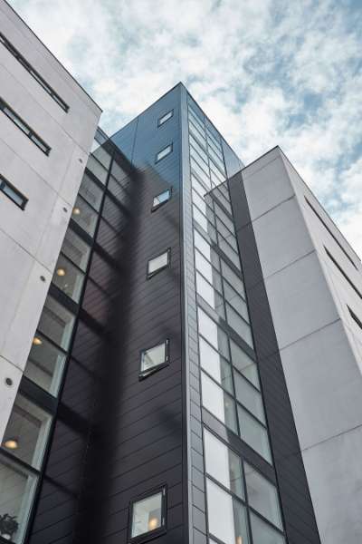 Betonkarréer ”limet” sammen med aluminiumsprofiler, Svanelundsbakken 16-22, 9800 Hjørring